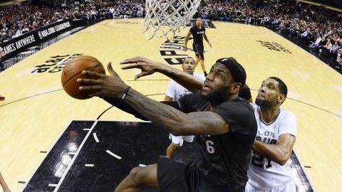 Jugada del partido en la que se ve a LeBron James y Tim Duncan.
