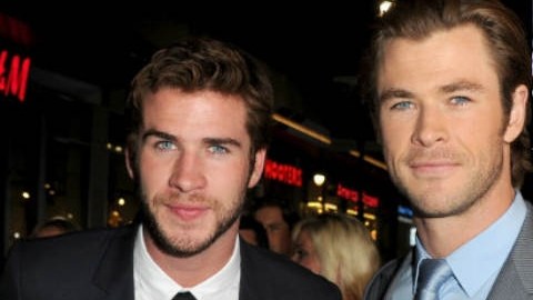 Liam Hemsworth (izqda) le advirtió a su hermano Chris: "Me voy a acostar con tu mujer. Verás como así cierras la boca".