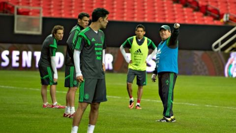 Miguel Herrera (izq.) está conforme con el nivel exhibido por  sus jugadores en el encuentro contra Nigeria.
