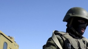 Hombres armados, con uniformes de soldados, vigilan los terrenos de una unidad militar ucraniana en Sebastopol, en Crimea.