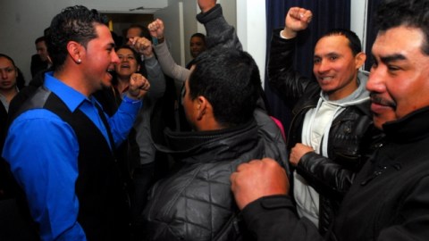 Con sus rostros sonrientes y los puños en alto recibieron los lavacarros la noticia del acuerdo millonario de la Fiscalía de Nueva York con su empleador.