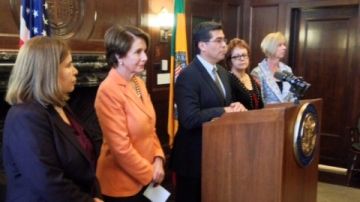 Nancy Pelosi (naranja) y Xavier Becerra se reunieron con representantes de grupos comunitarios en el cabildo de Los Ángeles para anunciar la "petición de descarga".