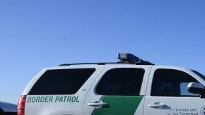 La directriz nueva directriz prohíbe de inmediato a los agentes disparar contra vehículos o inmigrantes que tiren piedras, salvo en casos extremos.