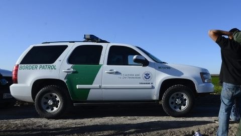 La directriz nueva directriz prohíbe de inmediato a los agentes disparar contra vehículos o inmigrantes que tiren piedras, salvo en casos extremos.