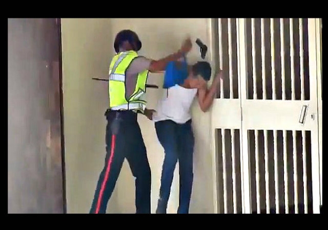 Imagen del video que registra la brutal agresión contra un joven opositor.