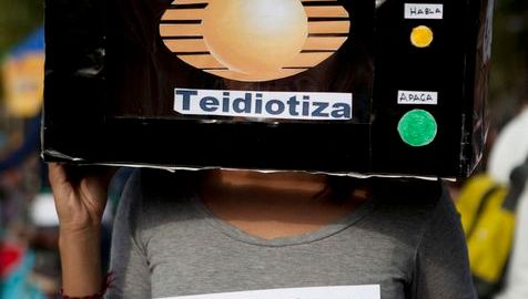 Integrantes del movimiento #YoSoy132 protestan y exigen la creación de una tercera cadena de televisión, y rechazan a Televisa-Iusacell.