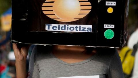 Integrantes del movimiento #YoSoy132  protestan y  exigen la creación de una tercera cadena de televisión, y rechazan a  Televisa-Iusacell.