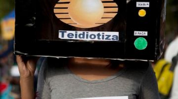 Integrantes del movimiento #YoSoy132  protestan y  exigen la creación de una tercera cadena de televisión, y rechazan a  Televisa-Iusacell.
