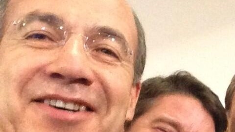 El selfie que tomó el expresidente de México, Felipe Calderón, se volvió viral.