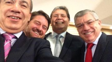 El selfie que tomó el expresidente de México, Felipe Calderón, se volvió viral.