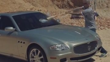 En el video Adentro se ve a Residente, de Calle 13, destruyendo su automóvil Maserati con un bate de béisbol.