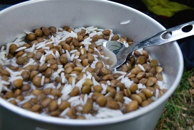 El arroz y las lentejas contienen proteínas distintas, por lo que si se juntan, el alimento es mucho más nutritivo.