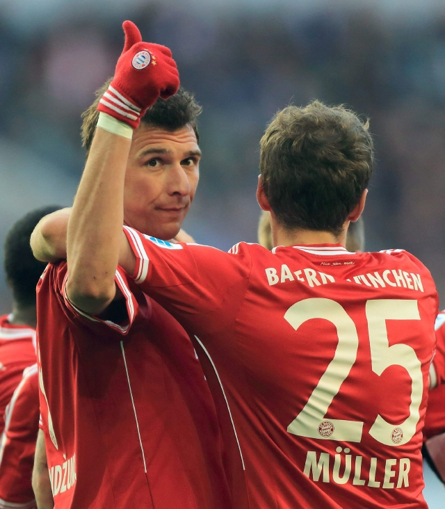 Mario Mandzukic (izq) y Thomas Müller marcaron  en el amplio triunfo del Bayern.