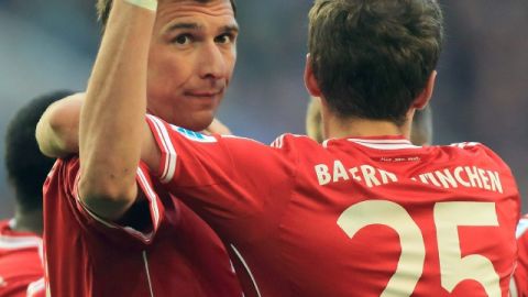 Mario Mandzukic (izq) y Thomas Müller marcaron en el amplio triunfo del Bayern.
