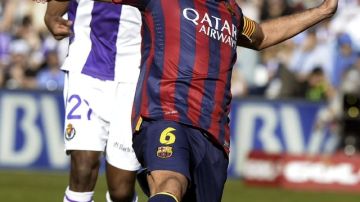 Xavi Hernández (6),  mediocampista del FC Barcelona, controla el balón ante el defensa del marroquí Zakara Bergdich del Valladolid que ganó por la mínima.