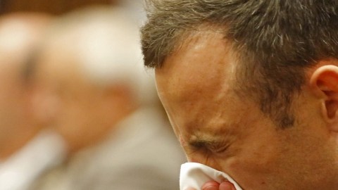 Oscar Pistorius durante el juicio por el asesinato de su pareja, la modelo Reeva Steenkamp, en una corte de Pretoria, Sudáfrica.