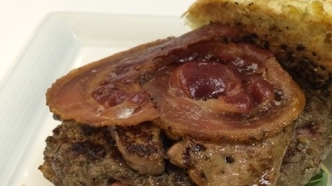 El "Indulgence Burger" contiene carne de Kobe y pancetta, entre otros ingredientes.
