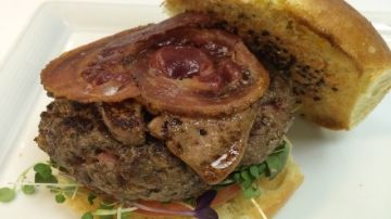 El "Indulgence Burger" contiene carne de Kobe y pancetta, entre otros ingredientes.