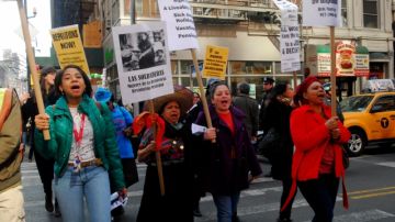 Más de 300 mujeres marcharon ayer por el área del Village en Manhattan.