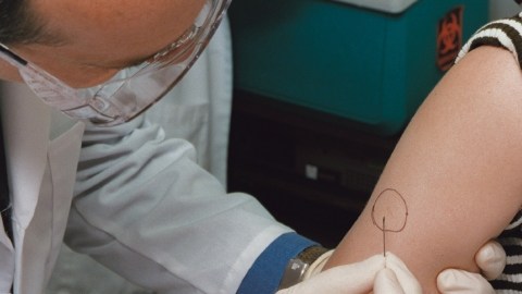 Las autoridades de salud instaron a los neoyorquinos se vacunen contra el sarampión luego del brote registrado en Manhattan y El Bronx.