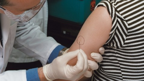 Las autoridades de salud instaron a los neoyorquinos se vacunen contra el sarampión luego del brote registrado en Manhattan y El Bronx.