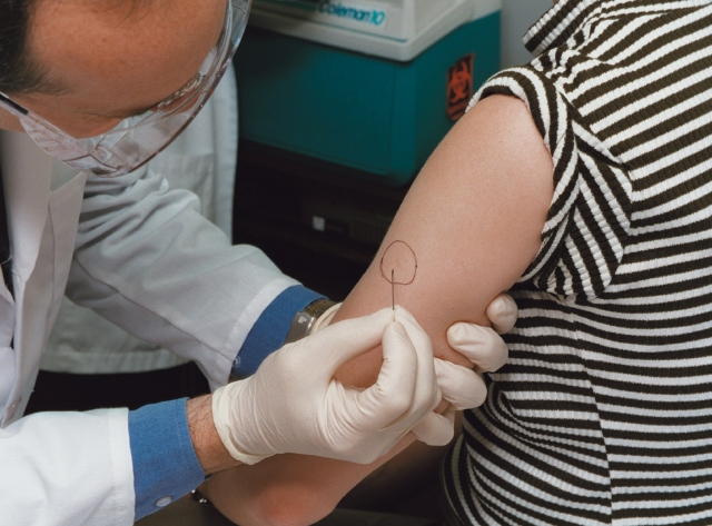 Las autoridades de salud instaron a los neoyorquinos se vacunen contra el sarampión luego del brote registrado en Manhattan y El Bronx.