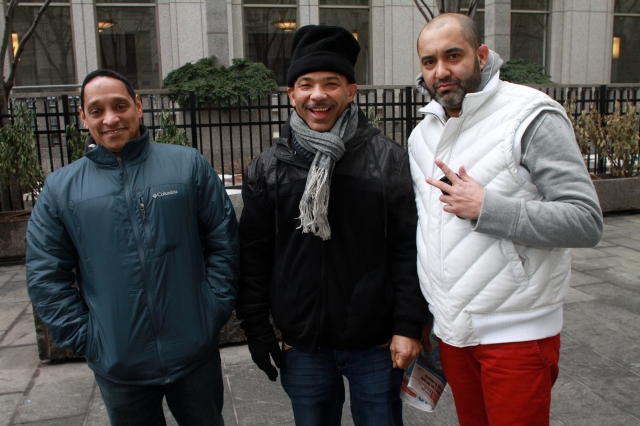 (De izq. a der.) Williams Reynoso, Franklyn Mercado y José de la Rosa salen de la corte federal en Manhattan tras lograr su victoria.