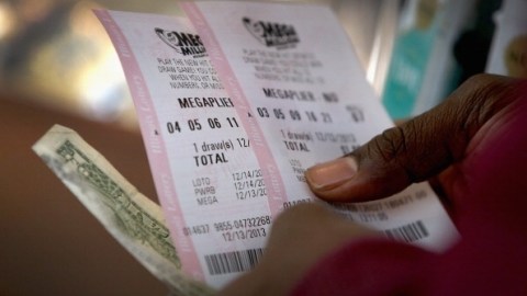 Tres boletos resultaron ganadores al acertar los cinco primeros números en el sorteo del viernes. Cada propietario del billete recibirá $1 millón.