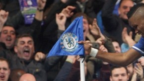El camerunés Samuel Eto'o celebra muy a su manera el  primer gol del Chelsea sobre el Tottenham en el Estadio Stamford Bridge.