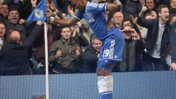 El camerunés Samuel Eto'o celebra muy a su manera el  primer gol del Chelsea sobre el Tottenham en el Estadio Stamford Bridge.