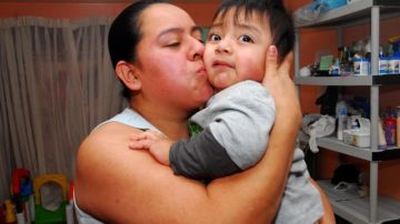Martha Suárez y su pequeño Justin López, quien ahora podrá recibir la atención médica que necesita.