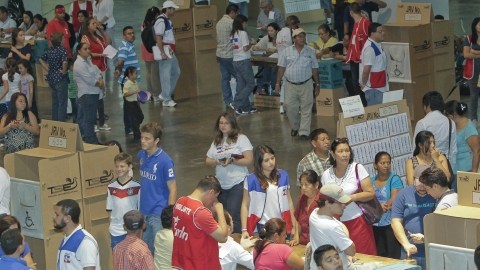 Salvadoreños asisten a votar en el Centro Internacional de Ferias y Convenciones (CIFCOI), durante la segunda vuelta.