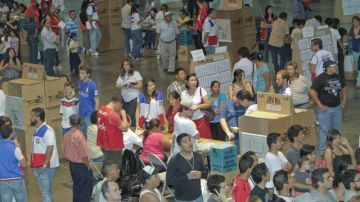 Salvadoreños asisten a votar en el Centro Internacional de Ferias y Convenciones (CIFCOI), durante la segunda vuelta.