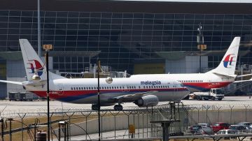 Las autoridades investigan una posible implicación de redes terroristas en la desaparición del avión de Malaysia Airlines.