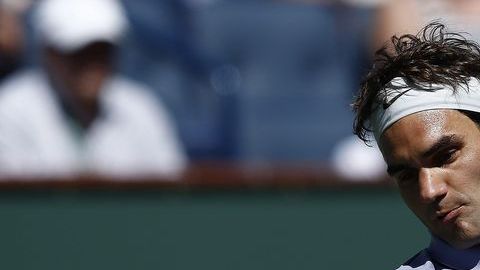 Federer se mueve como pez en el agua en Indian Wells.
