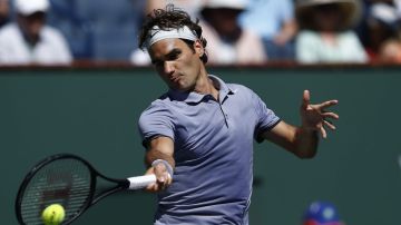 Federer se mueve como pez en el agua en Indian Wells.