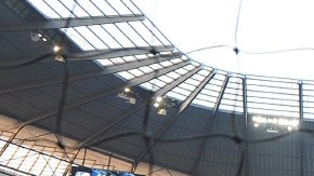 James Perch (izq.) anota el segundo tanto del Wigan sobre los 'Citizens' de Pellegrini en la cancha del Estadio Etihad.