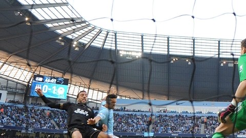 James Perch (izq.) anota el segundo tanto del Wigan sobre los 'Citizens' de Pellegrini en la cancha del Estadio Etihad.