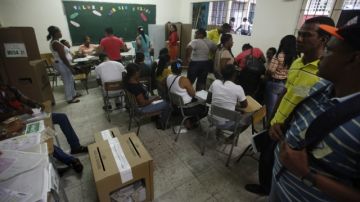 Un grupo de personas se dispone a votar  en la ciudad de Buenaventura, durante las elecciones en las que  millones de colombianos están habilitados para votar.