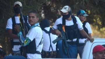 Grupos de autodefensas se movilizan  hacia la capital de Michoacán, Morelia.