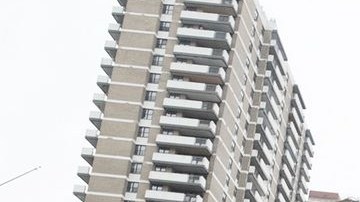 La madre y el padre de Ariel Russo sostienen el letrero que sería colocado más tarde en el lugar. A la extrema izquierda, la presidenta del Concejo de NYC, Melissa Mark-Viverito.