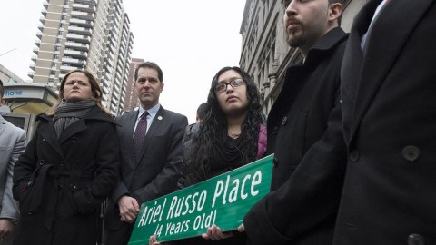 La madre y el padre de Ariel Russo sostienen el letrero que sería colocado más tarde en el lugar. A la extrema izquierda, la presidenta del Concejo de NYC, Melissa Mark-Viverito.