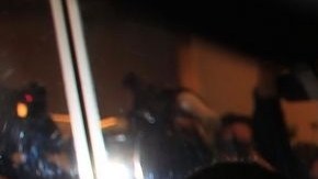 La angustia aumenta entre los familiares de los pasajeros del avión de Malaysia Airlines, debido a la falta de información sobre sus seres queridos.