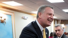 De Blasio visitó la iglesia evangélica hispana de El Bronx Heavenly Visions, abarrotada de feligreses que cantaban y rezaban.
