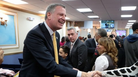 De Blasio visitó la iglesia evangélica hispana de El Bronx Heavenly Visions, abarrotada de feligreses que cantaban y rezaban.