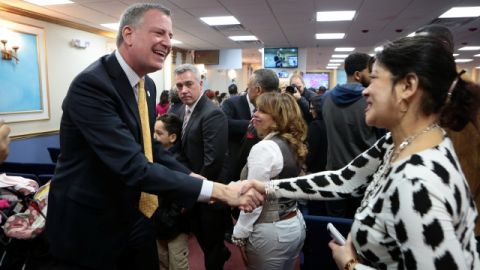 De Blasio visitó la iglesia evangélica hispana de El Bronx Heavenly Visions, abarrotada de feligreses que cantaban y rezaban.