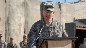 En esta foto del 2008, se lo ve al general de brigada del Ejército estadounidense Jeffrey A. Sinclair durante un discurso en Iraq.