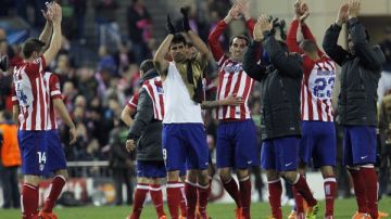 Los jugadores del Atlético de Madrid celebran el pase a los cuartos de final en la Champions League