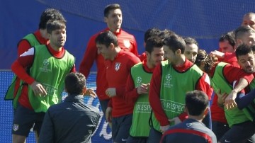 Elementos del Atlético de Madrid bromean duarate el último entrenamiento de cara a enfrentar al Milan.