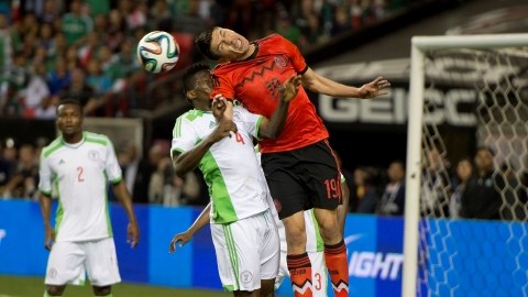 Oribe Peralta, aquí durante el juego contra Nigeria, le llena completamente el ojo a Miguel Herrera.